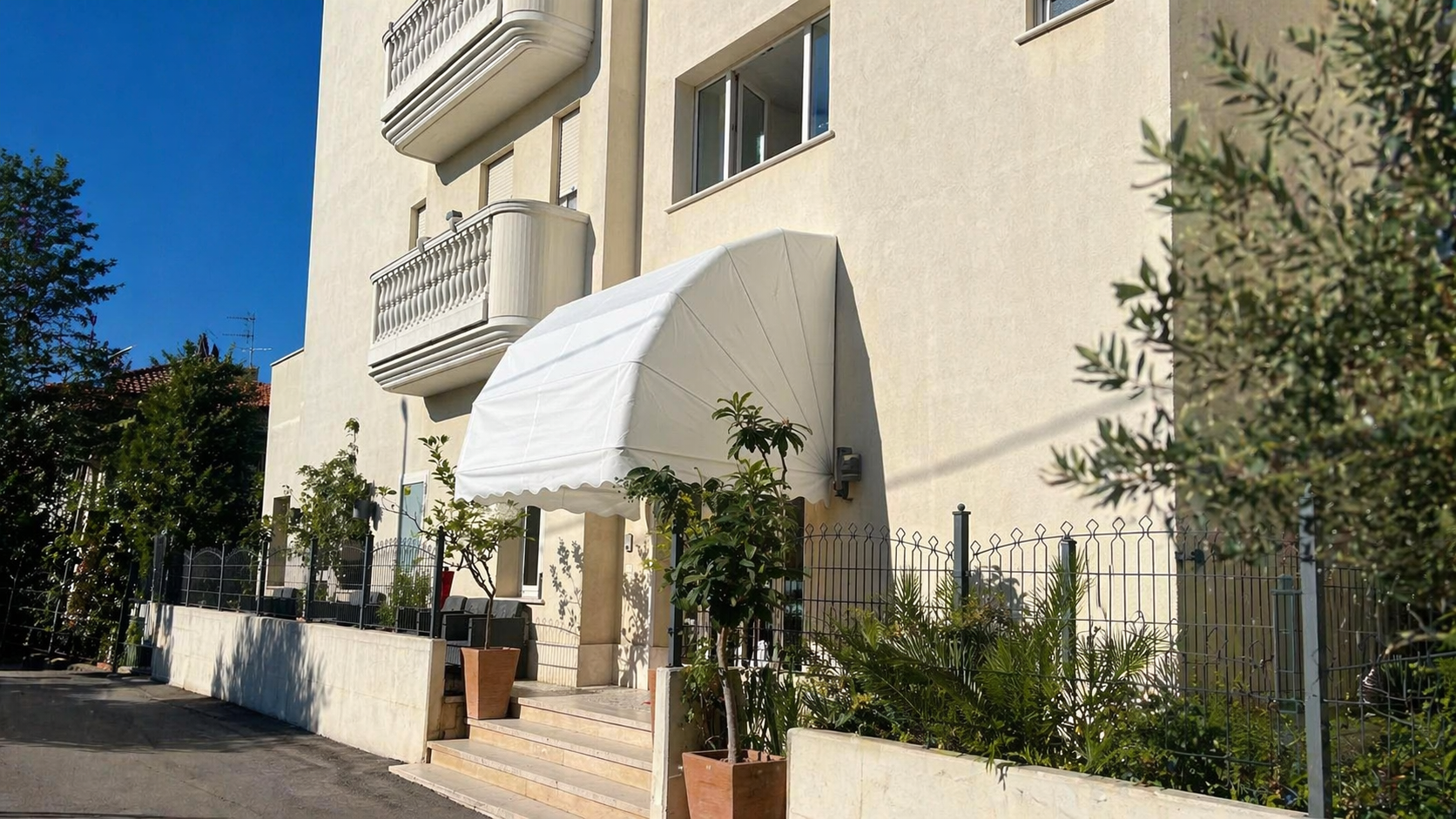 Tenda motorizzata installata su ingresso esterno